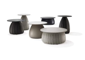 Kulatý zahradní stolek, design Lorenzo Bozzoli Porcini. DEDON