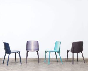 Základ židle Split tvoří ručně ohýbaný rozštěp masivního dřeva, který je poprvé u sedacího nábytku designovým a zároveň funkčním prvkem.  Design  ARIK LEVY. Foto TON