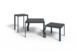 STOLEK TANGLE, design NENDO. Kreace do sebe vetknutých kovových stolků umožňuje různé sestavy. CAPPELLINI
