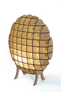 SVÍTIDLO nazvané LAMPYRIDAE LAMP, design Monica Correia, materiál překližka, značka MONICA CORREIA DESIGN, Sekce Emerging 