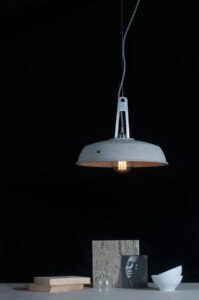 Závěsná lampa INDUSTRIOLA v sobě spojuje dva ryzí materiály, beton a ocel. LOFTLIGHT, VLADAN BĚHAL DESIGN