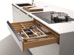 Kuchyně LINEE - z masivního dřeva jsou vyrobeny veškeré korpusy i vnitřní vybavení. TEAM 7, prodává DECOLAND, www.decoland.cz 