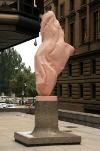Drapérie Malejovského sochy vyniká i zahalená ve "žvýkačce". 
