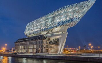 Diamantová loď v Antverpách jako vzpomínka na Zaha Hadid