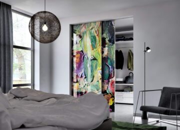 Extravagantní dveře do minimalistického interiéru