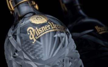 Charitativní aukční lahve Pilsner Urquell nesou výpověď třicátníků