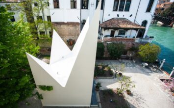 Pavilon ve tvaru origami ozdobil benátské Bienále